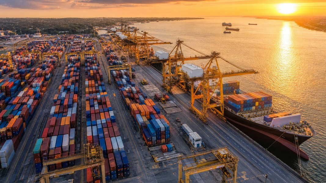 Hapag-Lloyd Tracking: Best Tools to Follow Cargo